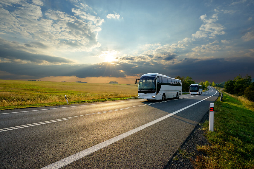 4 advantages of traveling by bus instead of plane