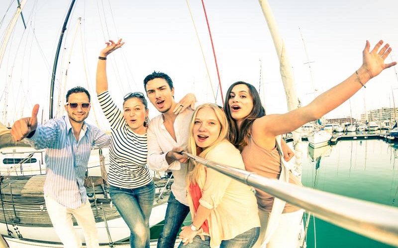 10 Tips To Spend A Good Holiday With Friends Semesta Travel